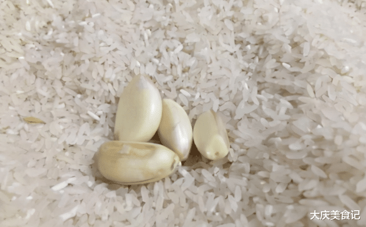 天热,保存大米有窍门,教你3个土方法,不长虫不发霉,新鲜好吃!