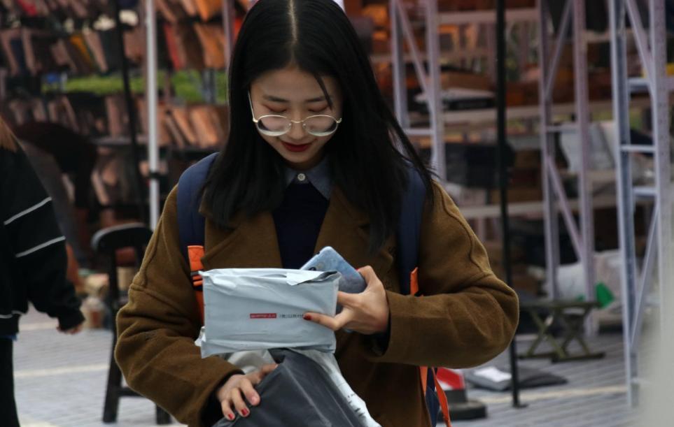 大学校园里的几种“暗黑交易”,接单者能赚钱,下单人却利大于弊