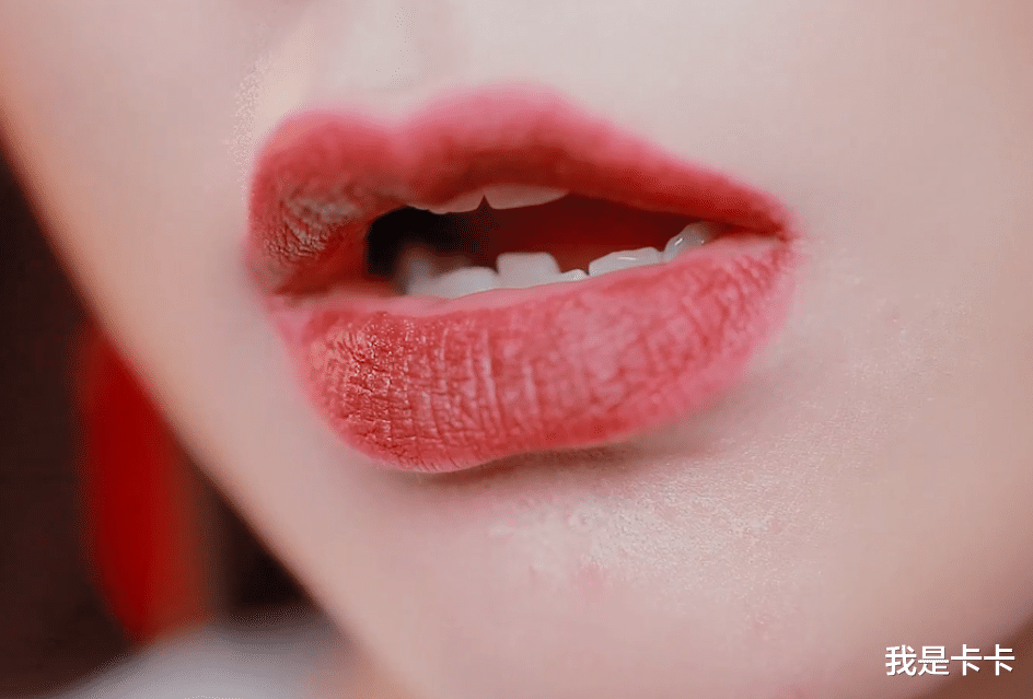 土豆 ?来不及化妆，又想要看起来有精神，只画口红也是一种不错的选择