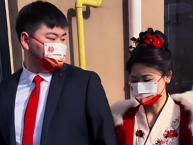 陈萌|陈萌婚后开启自驾度蜜月!穿红衣没婚戒被嘲寒酸,网友:早晚离