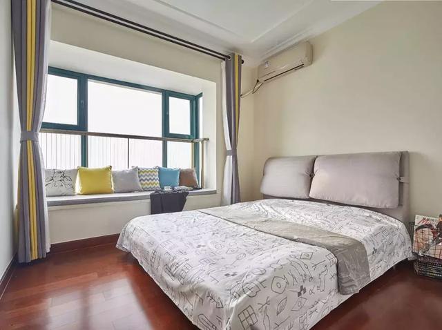 卧室带飘窗,窗帘装在卧室内还是飘窗中?你选对了吗?