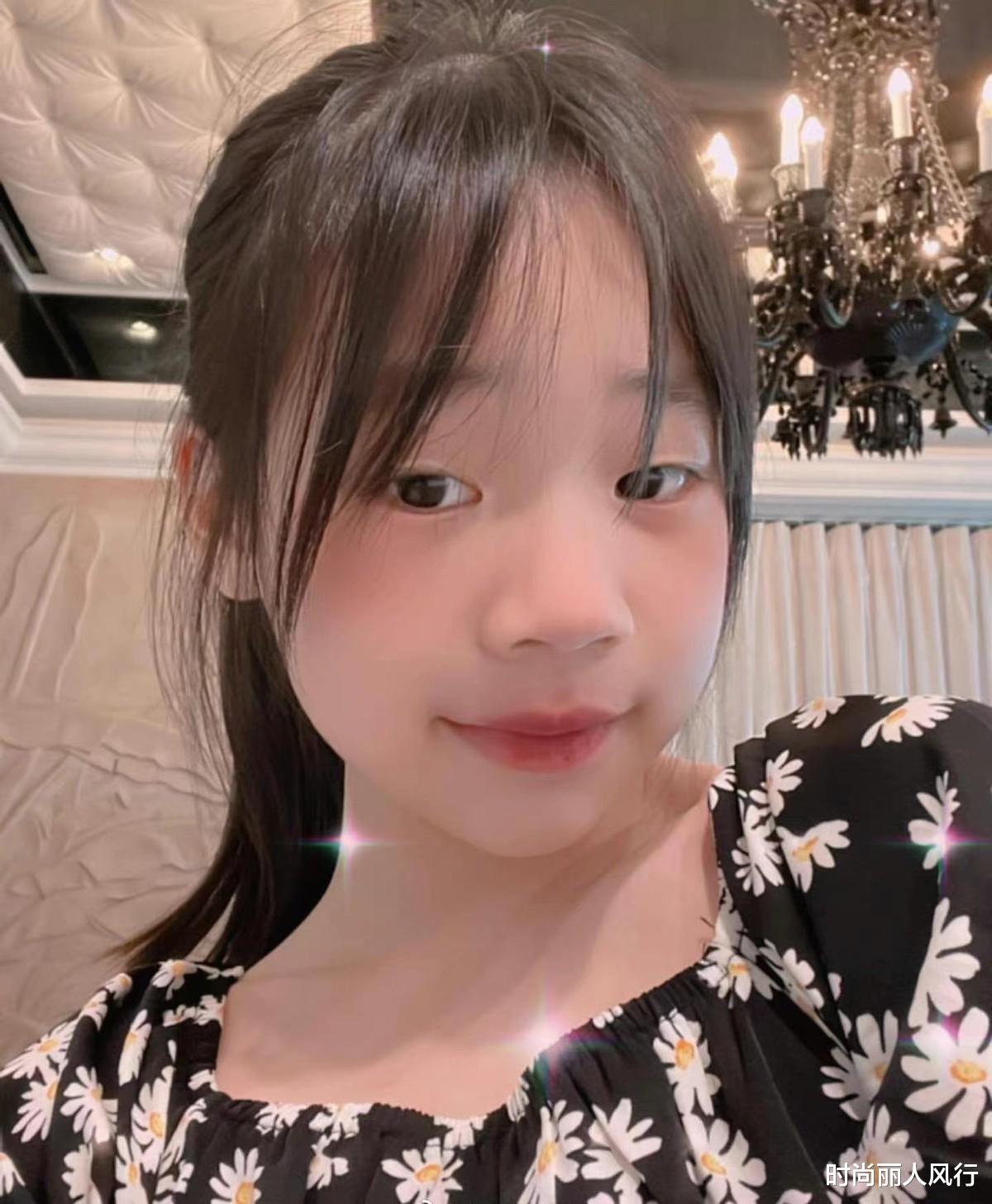 新木乃伊|小s太骄傲了!三女儿颜值终于逆袭,近照曝光穿印花裙气质变优雅