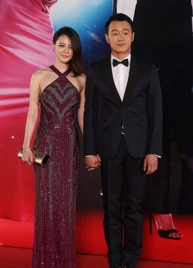 回来的女儿|佟大为带老婆走红毯,老婆穿挂脖连衣裙像个贵妇,越看越像于明加