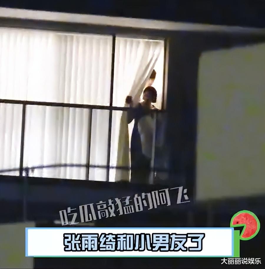美丽|张雨绮带小帅哥在阳台抽烟！吞云吐雾姿势霸气，男方蹲一旁个头超大