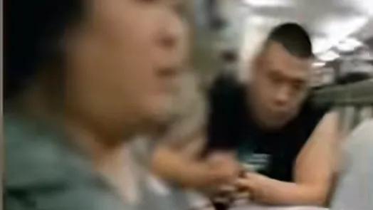 在列车上一位女子带着娃占用了六个座位睡觉，列车的过道上站满了人