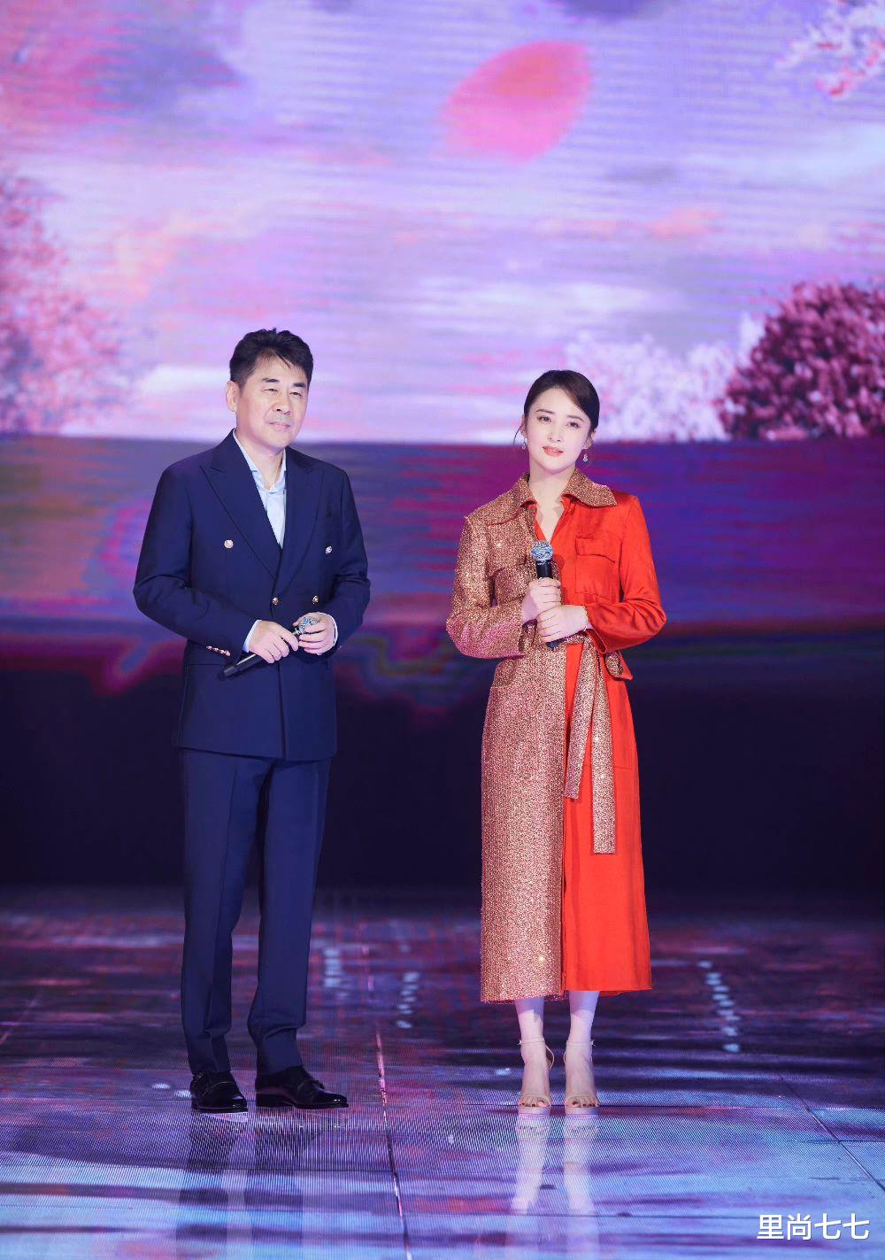 蒋勤勤 陈建斌怎么老成这样了!换新发型变老头,同框蒋勤勤穿红裙像女儿