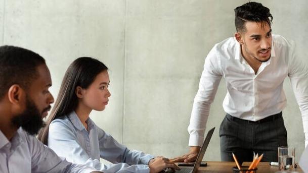 软件|领导安排我安排同级别同事的工作，但同事不听我的，怎么办？