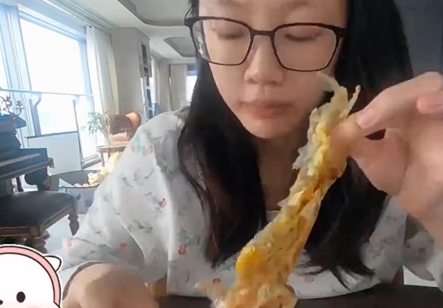 苗苗|郑恺老婆苗苗隔离生活太真实！抢菜抢到手抽筋，徒手抓饼吃太随意