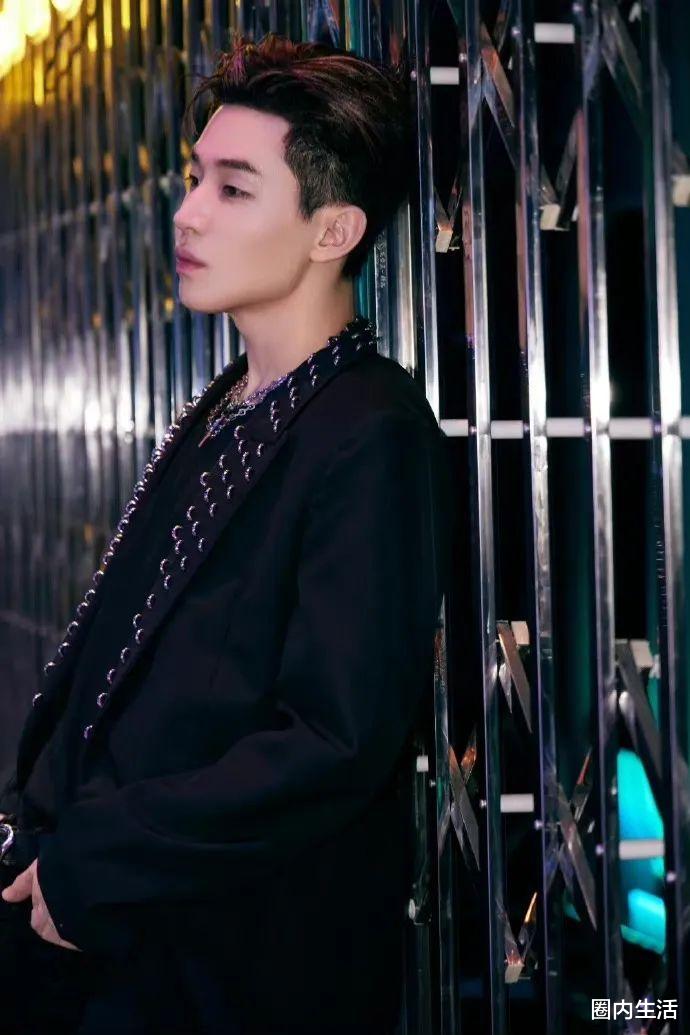 范丞丞|范丞丞自从经历了内娱几次大变动之后，在人际关系这块秉着“在精不在多”的原则
