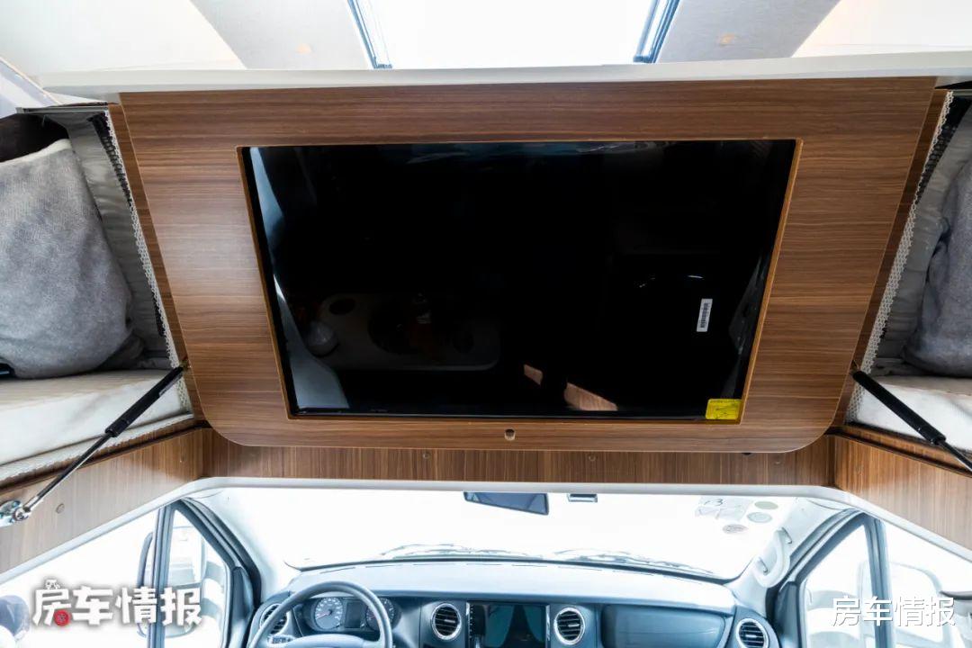 非常经典的5人房车,厕所干湿分离用着方便,内部比进口车还豪华