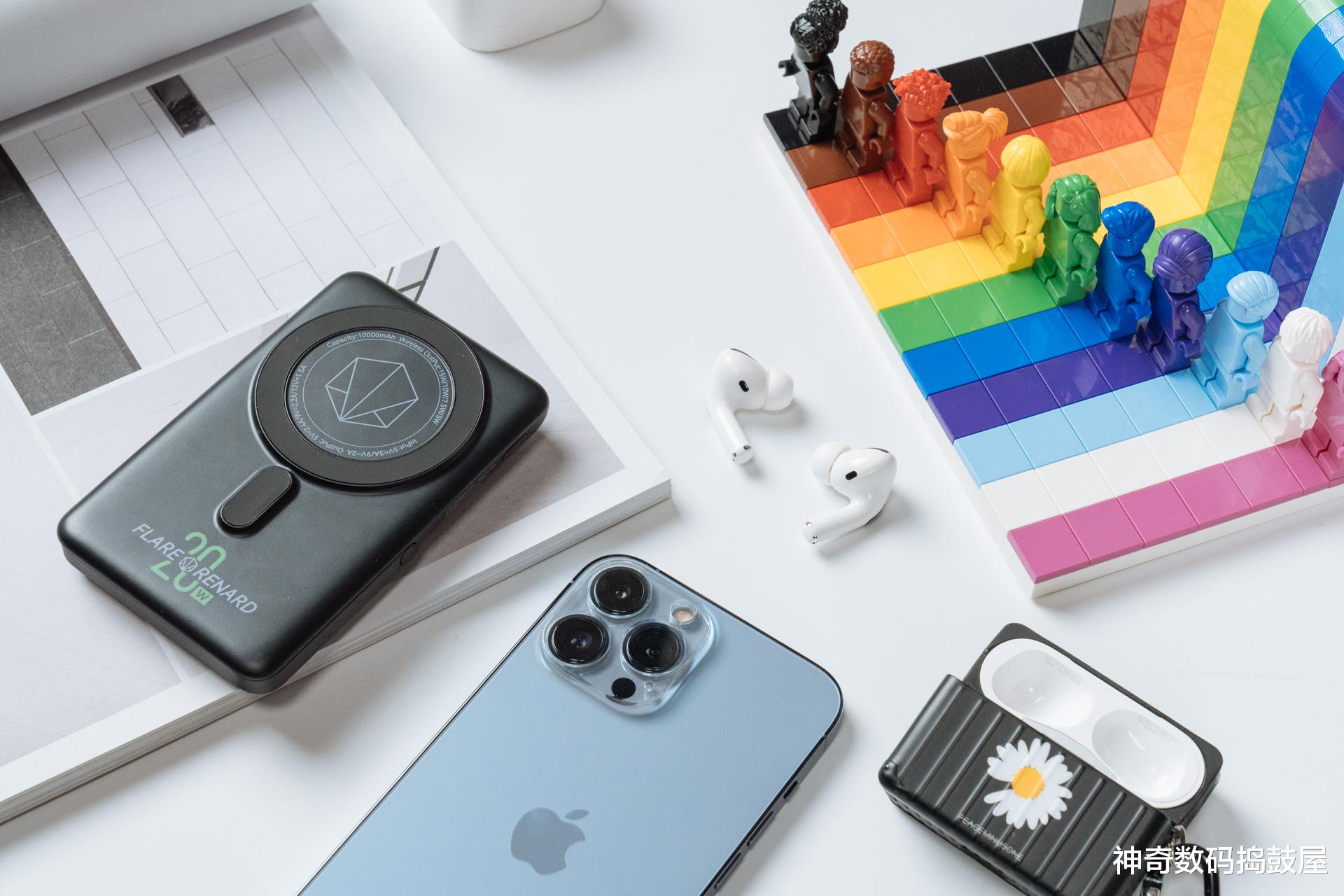 充电宝|MagSafe“咔嗒”充电更简单：闪焰狐 磁吸支架充电宝让充电更立体