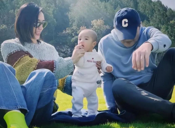 李亚鹏|李亚鹏接岳父母过年!岳父比他年轻,全家团圆很温馨,李嫣未露面