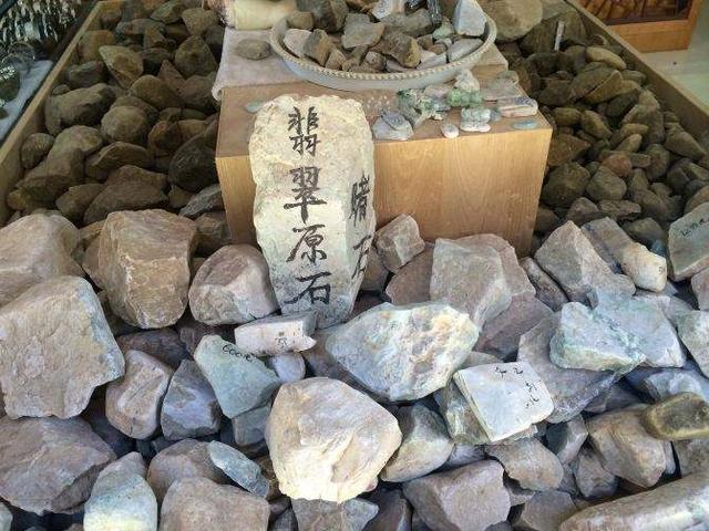 翡翠|什么是赌石?