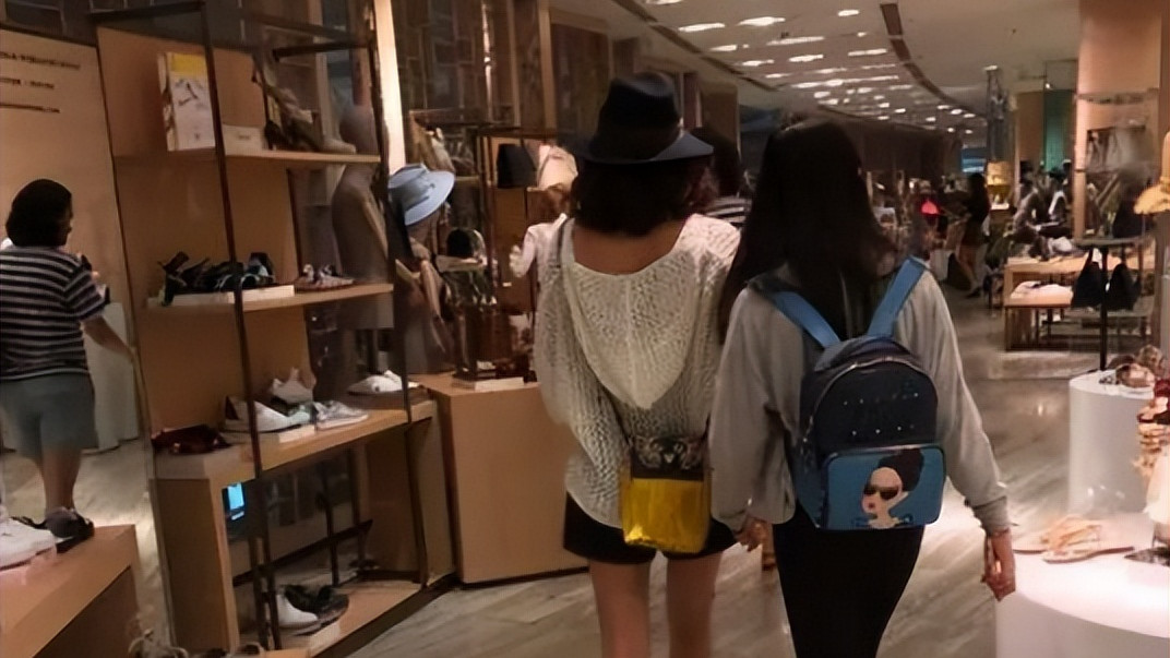 章子怡|章子怡街头狂奔毫无架子！手上拎一堆购物袋，一双筷子腿十分纤细