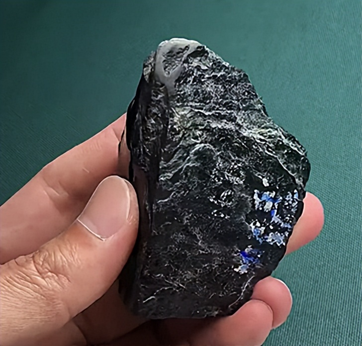 翡翠|大万买的翡翠原石切出墨翠,从原石到成品设计起货蜕变全过程