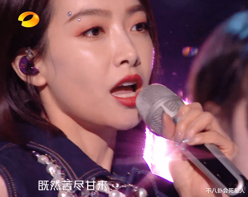 跨年 ?26位女星跨年争艳大戏:杨幂穿貂,杨紫撩开刘海,一个比一个有招