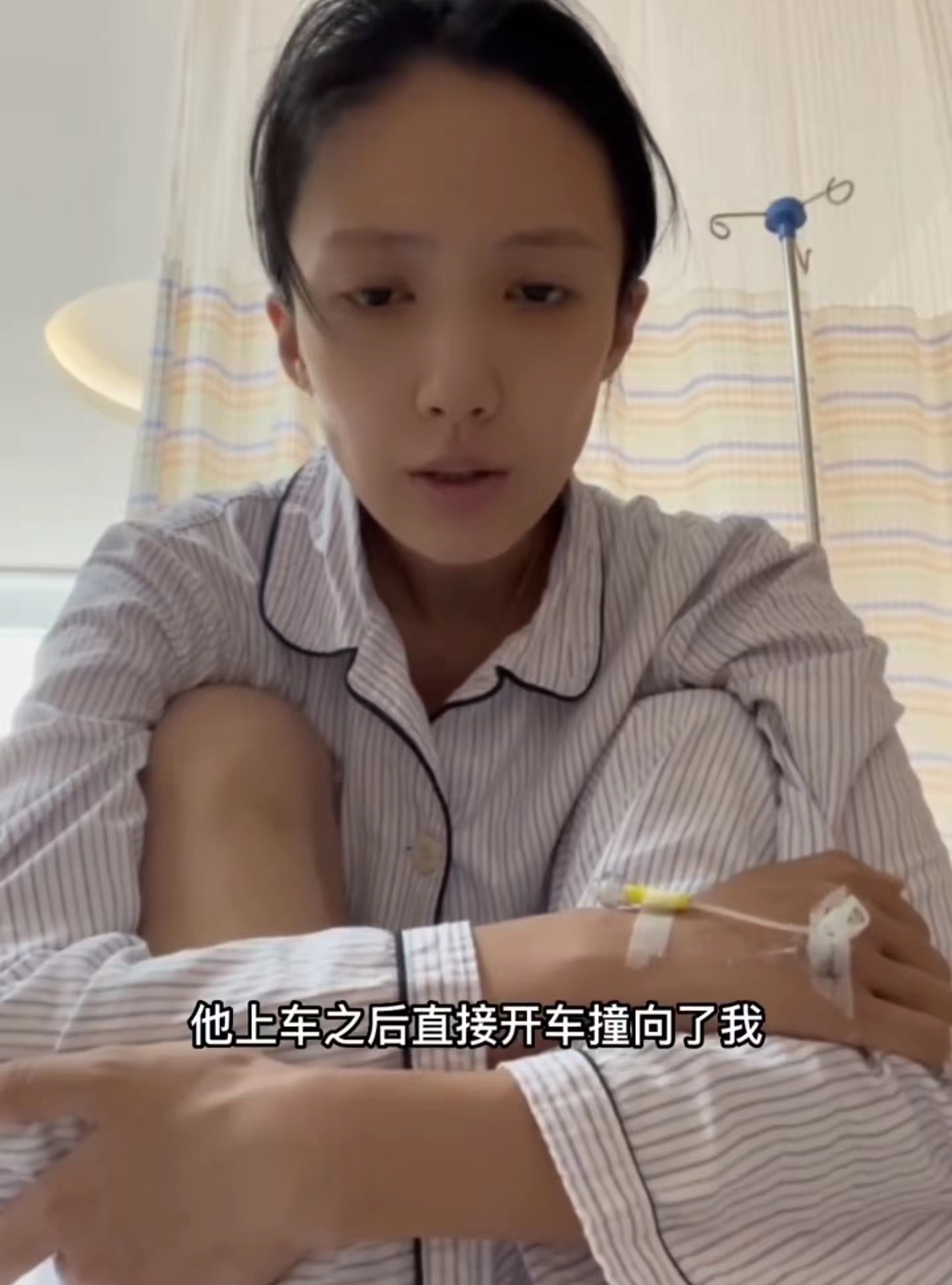 演员王东老婆遭公公殴打,小区撞车拖行六百米,用铁棍狠砸女方脚