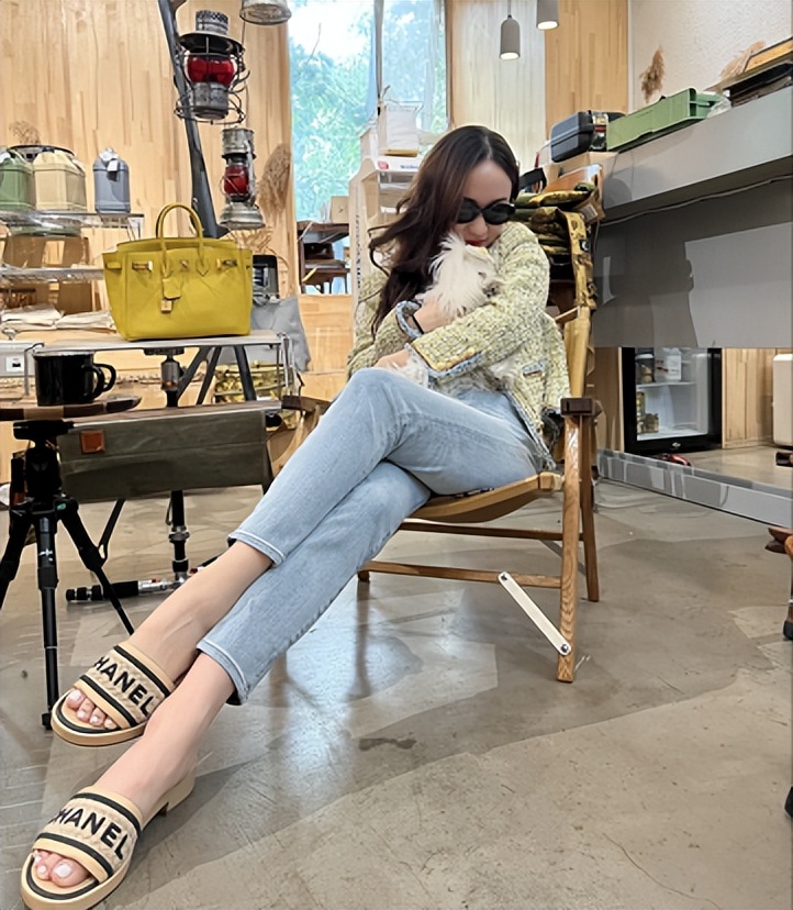 杜江|霍思燕杜江露营被偶遇！脚蹬7000元拖鞋好贵气，杜江头发太长显沧桑