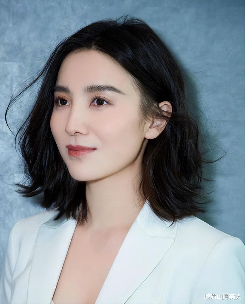卷发 建议4、50岁的女人，试试这3款“短卷发”，洋气减龄，美得有气质