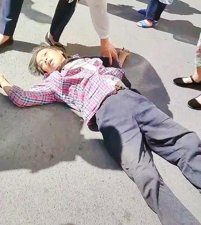 重庆一女子买花生不给钱,女摊主没追上人气晕在地,抢救无效身亡