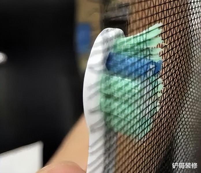 纱窗不要拆下来洗!家政阿姨教我一招,灰尘污垢一擦就掉,真干净