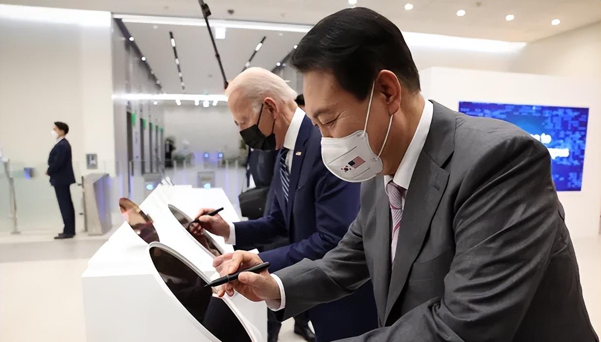 甩锅|拜登前脚刚走,韩国芯片技术就流失,甩锅中国并不是出路