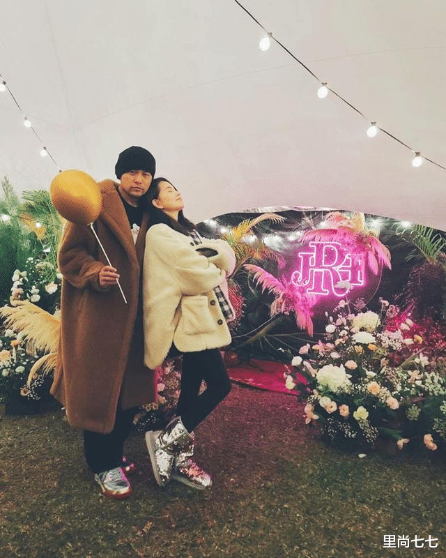 昆凌|昆凌怀孕后首次露面，穿平底鞋撑不起裤子好臃肿，5月大孕肚抢镜