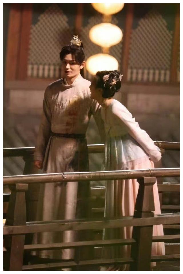 杨超越|杨超越红毯秀长腿身材火辣，膝盖内侧鼓包腿不直？5步轻松练