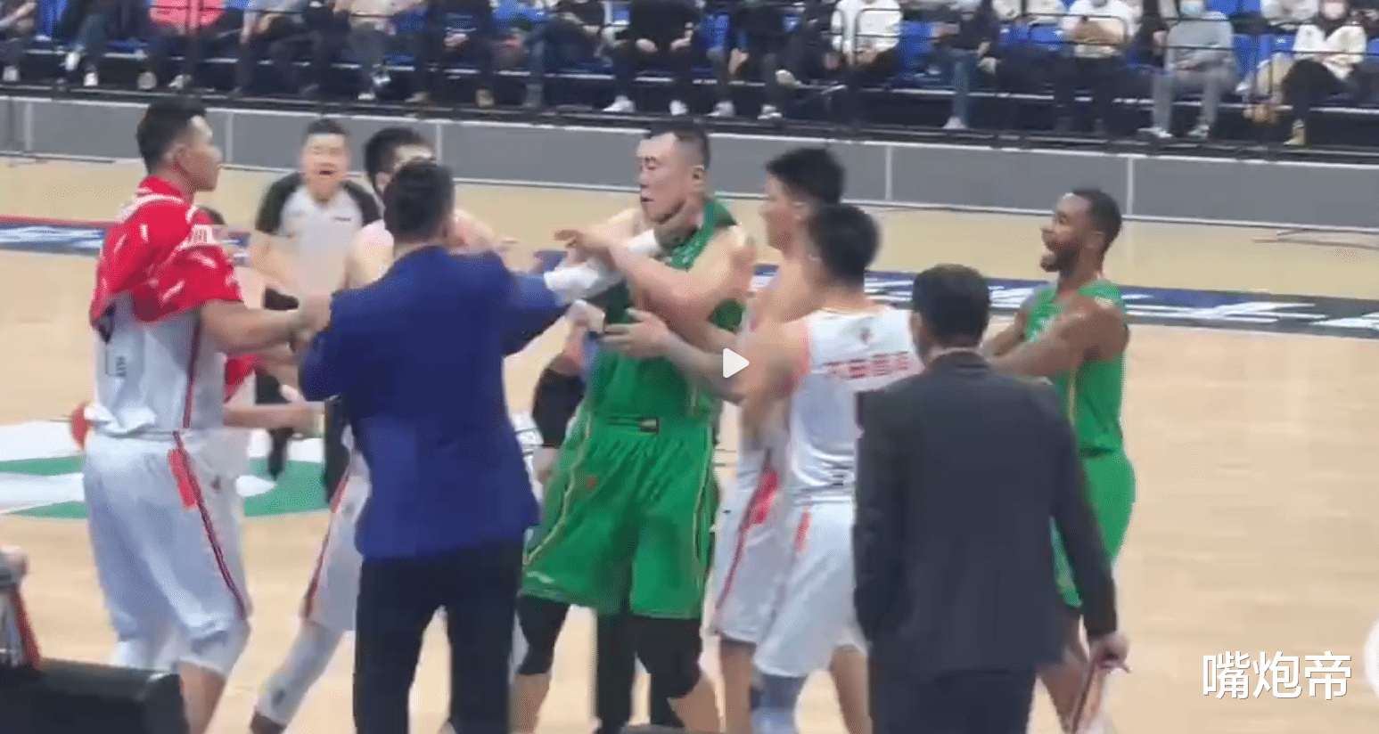 韓德君|胡明軒驅(qū)逐！韓德君威姆斯打架驅(qū)逐，1場被罰3人，遼粵戰(zhàn)徹底燃爆