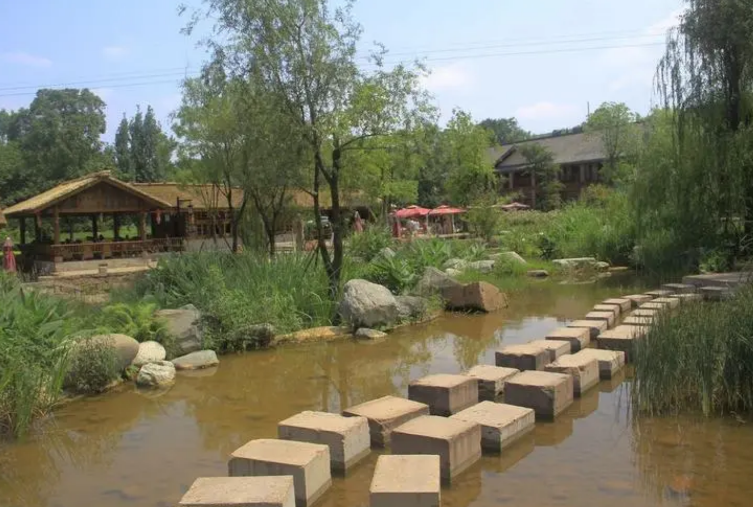 旅游业|成都仅存山地古镇：古街、露营、烧烤、玩水，25℃的夏天