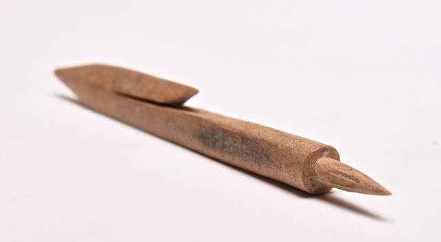 因纽特人的驯鹿角箭头,有特殊设计,用来射杀鱼类和海豹很有效