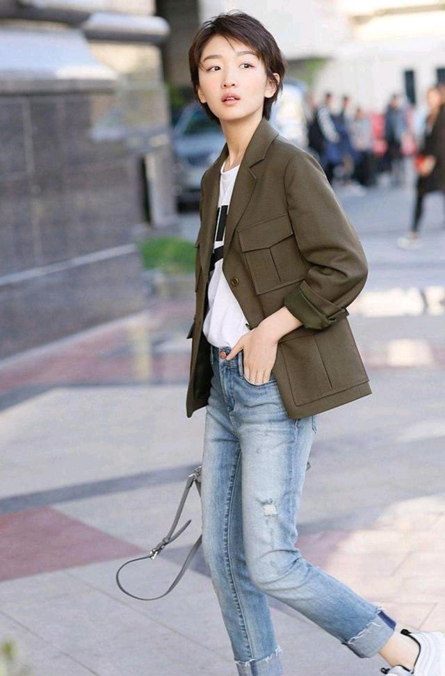 周冬雨 周冬雨真敢穿!深v礼服大秀“排骨身材”,时尚感满满