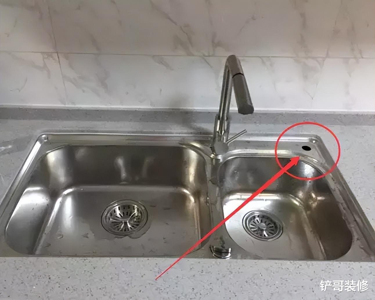 水槽|洗了10年碗才知道,洗碗池旁的“小孔”真厉害,聪明人都在偷着用