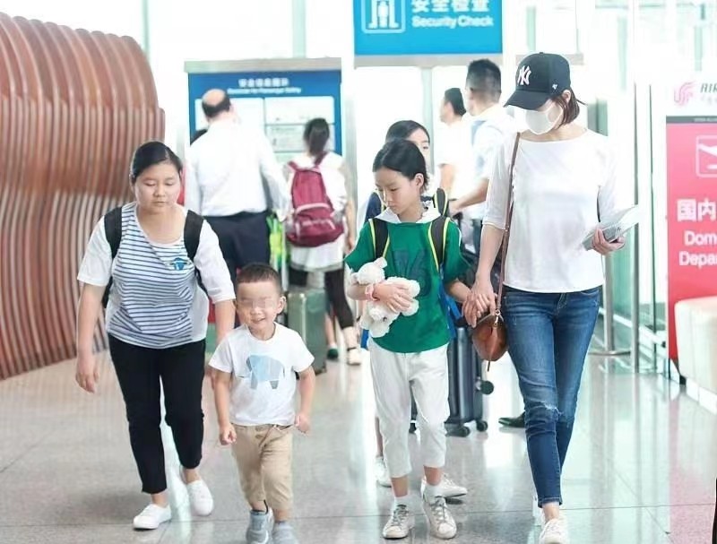 关悦|佟大为一家五口同框,关悦打扮洋气仨子女很朴素,他当甩手掌柜