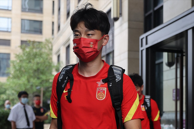 中超|中国球员不敢照做！中超讨薪并不难，FIFA罚单真好使，1个月见效
