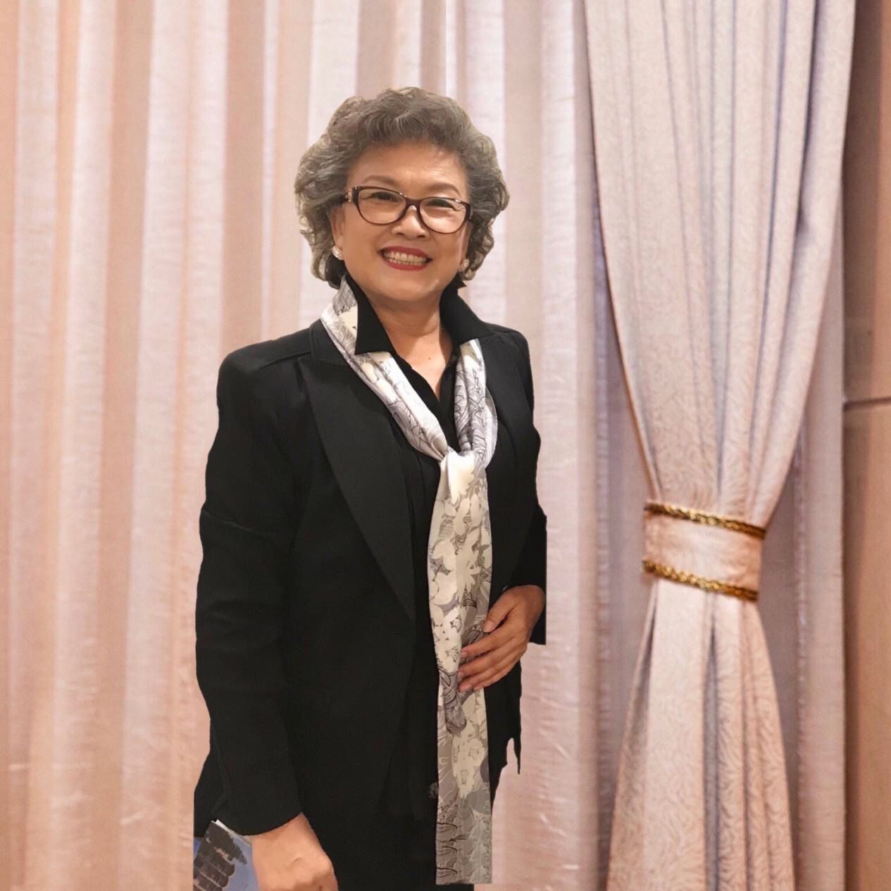 刘海 看到71岁宋春丽才明白:女人变老不用刻意掩饰,白发烫卷也挺高级