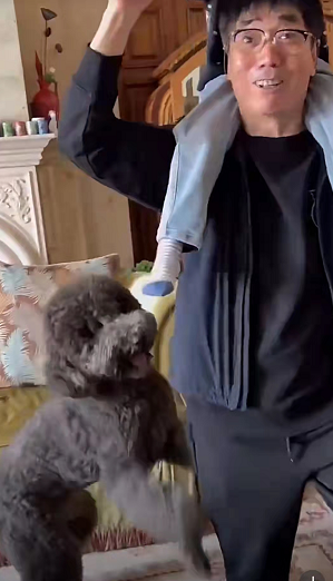 范明 范明在家带孙子累到脸通红，64岁富婆妻子颜值惊艳