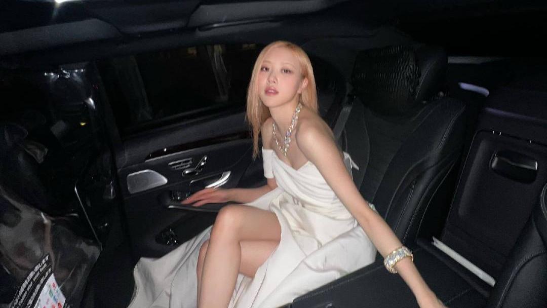 乔欣|朴彩英与三吉彩花同框仪态问题太大，凹直角肩真不如大大方方的