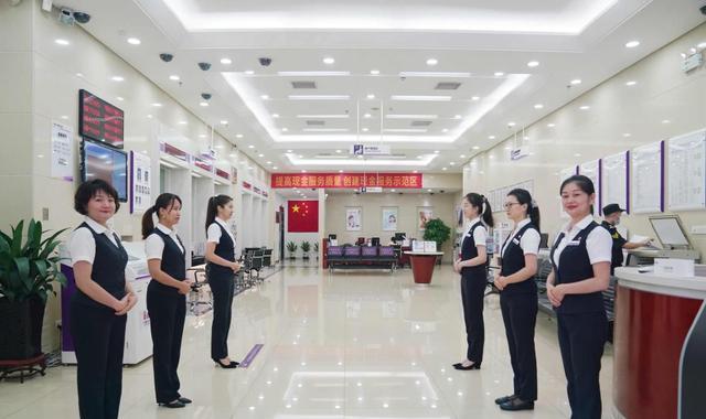 办公室|银行陆续有员工选择离职，“铁饭碗”不再被看重？过来人说出实情