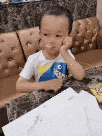 |“钓鱼被咬了，不过钓到了一条招财龙鱼，不亏，”评论沸腾了