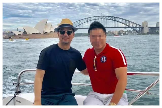 张国立|张国立移居国外？坐游艇吃大餐，与制服美女贴身合影行为惹争议