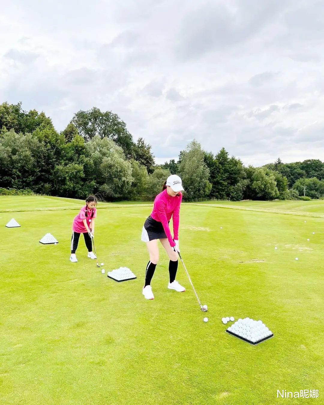 富士康老板娘打高尔夫，穿长袖短裙似女星，女儿五官似郭台铭烙饼