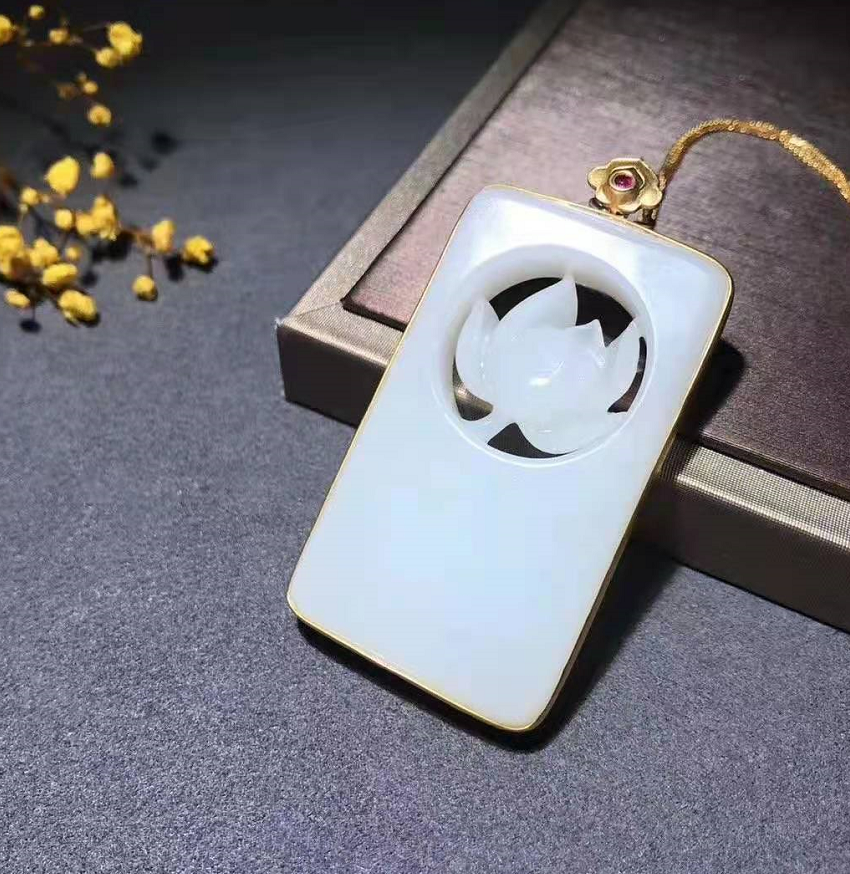 翡翠|买和田玉和翡翠哪个好？您真的了解吗？