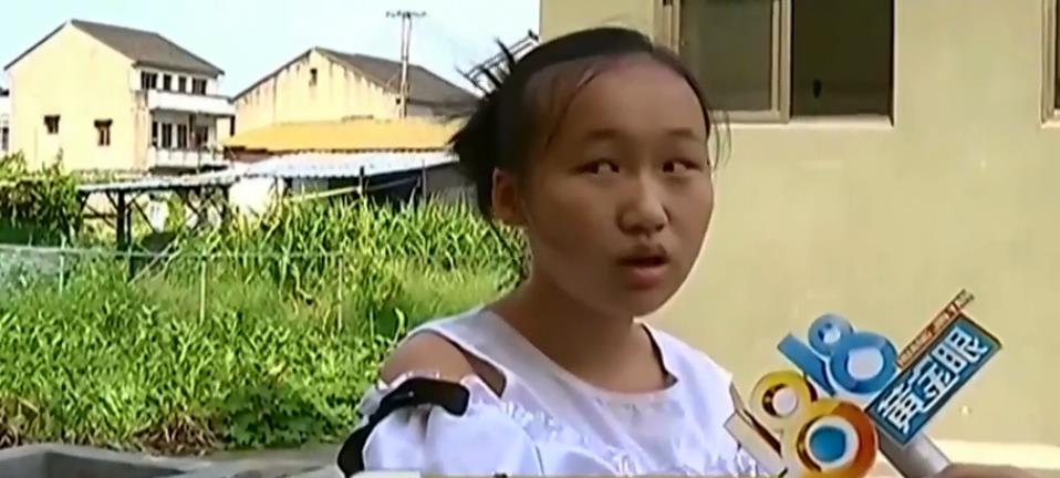 女子半夜掉进化粪池,追求者全部跑光,网友:这下全国都知道了