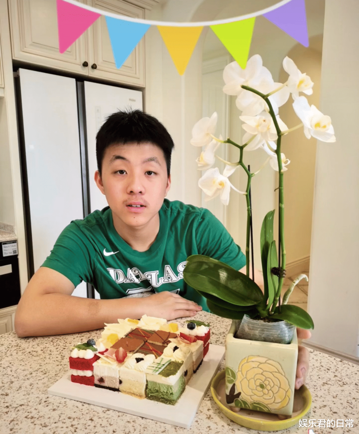 邓亚萍|邓亚萍一家豪宅内为爱子庆生！16岁儿子身材魁梧，长相成熟似许昕