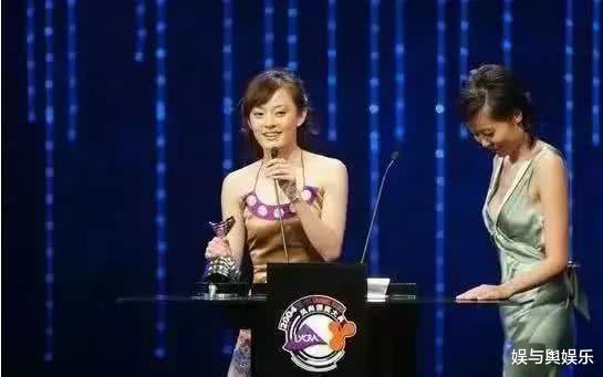孙俪|孙俪不愿再回想的黑历史,领奖时被逼着穿肚兜,脸上笑容都是僵的