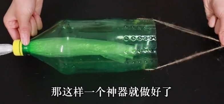 大号塑料瓶妙用多,瓶盖打个孔,穿一个保鲜袋,做10个都不够用