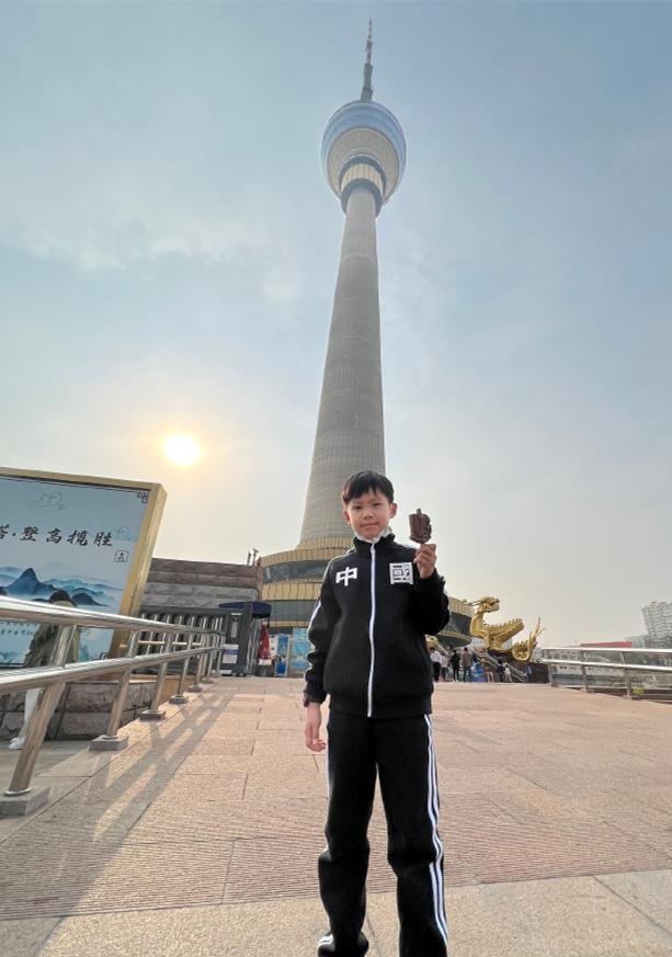 张鹤伦|德云社张鹤伦晒照，却被儿子张金钵抢镜，粉丝：怎么不带嫂子呢？