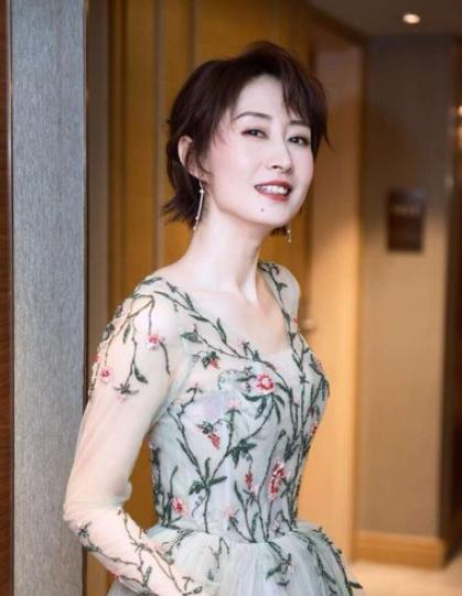 刘敏涛|46岁刘敏涛疑似恋情曝光，在车内与男子接吻，评论区纷纷表示祝福