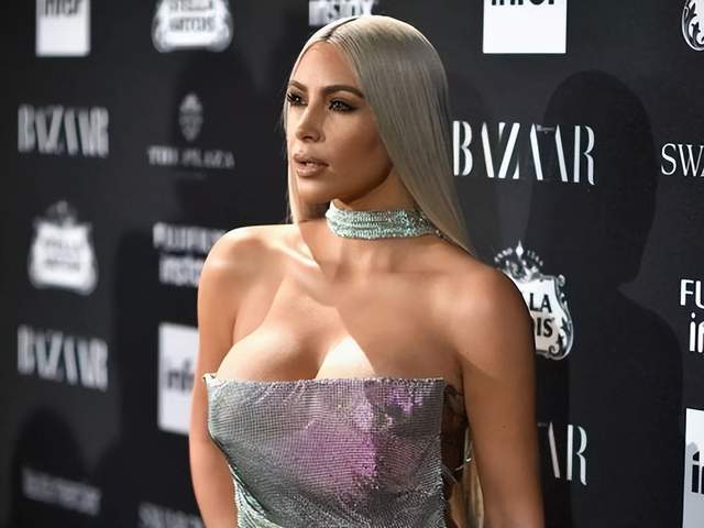 金·卡戴珊|3年前，卡戴珊与伊万卡出镜，可美貌气质都被压制，如今却大变样